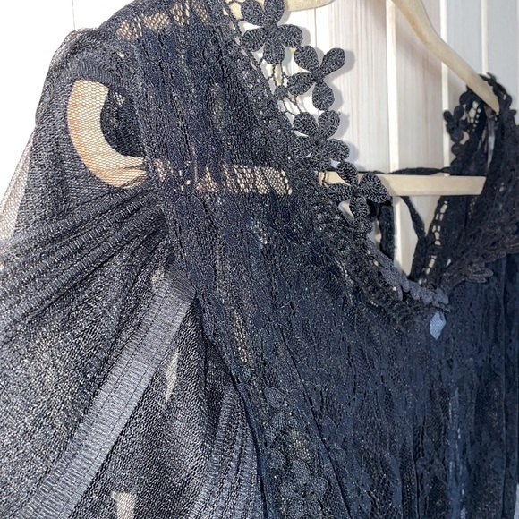 NWT Sheer Blk flutter sleeve Shirt w/lace details size S - Picture 2 of 5